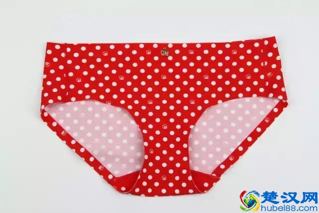 中国女人的胸世界最小 ，胸部过小的原因?