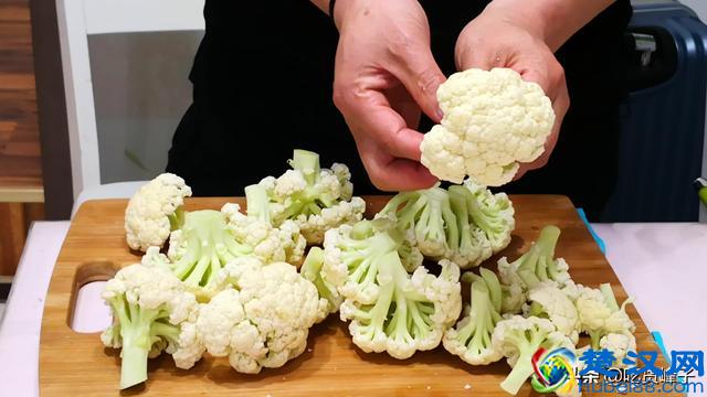 花菜别再直接下油锅爆炒了，发苦又不入味，教你正确的炒花菜方法