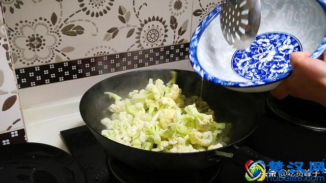花菜别再直接下油锅爆炒了，发苦又不入味，教你正确的炒花菜方法