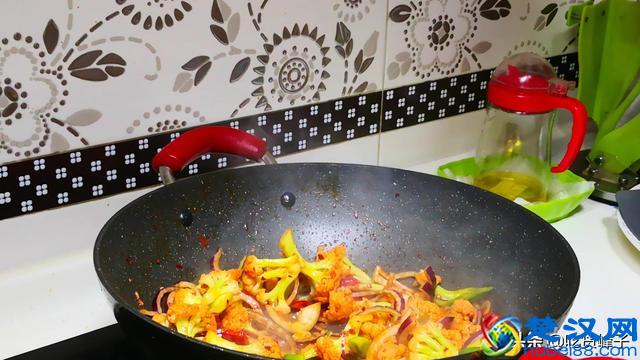花菜别再直接下油锅爆炒了，发苦又不入味，教你正确的炒花菜方法