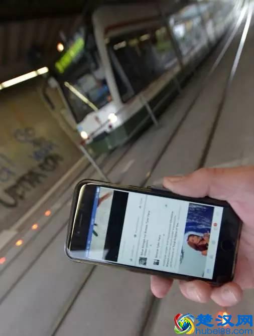 地面安装的LED交通灯:提示低头族注意交通安全