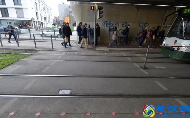 地面安装的LED交通灯:提示低头族注意交通安全