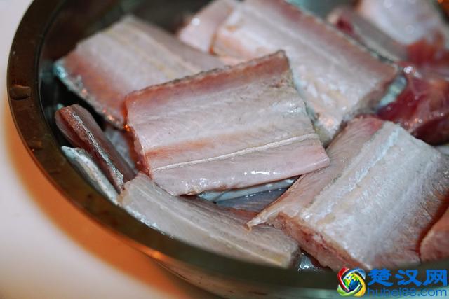 上海妈妈教你“红烧带鱼”家常做法，鱼肉滑嫩，浓油赤酱