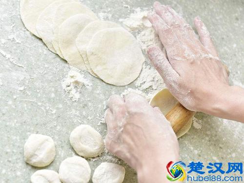 最全的饺子皮制作诀窍，和面加点它，饺子皮香软有嚼劲，赶快学学