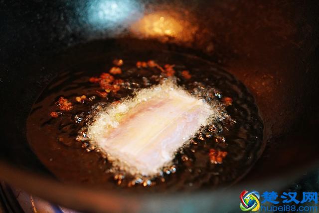 上海妈妈教你“红烧带鱼”家常做法，鱼肉滑嫩，浓油赤酱