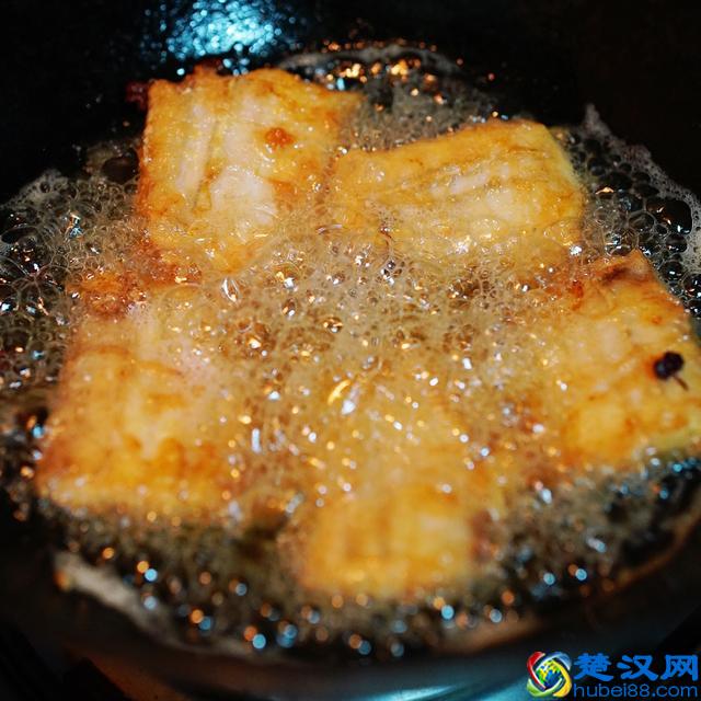 上海妈妈教你“红烧带鱼”家常做法，鱼肉滑嫩，浓油赤酱