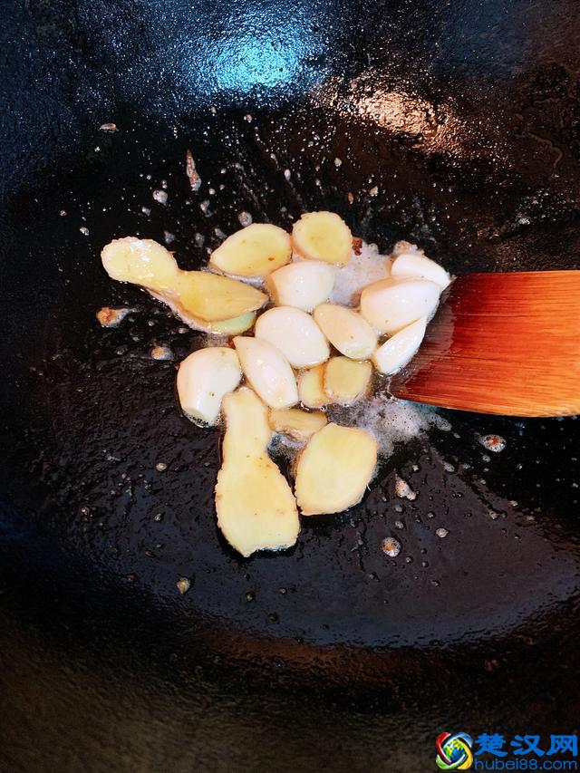 上海妈妈教你“红烧带鱼”家常做法，鱼肉滑嫩，浓油赤酱