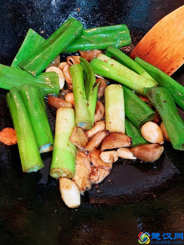 上海妈妈教你“红烧带鱼”家常做法，鱼肉滑嫩，浓油赤酱