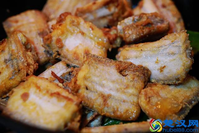 上海妈妈教你“红烧带鱼”家常做法，鱼肉滑嫩，浓油赤酱