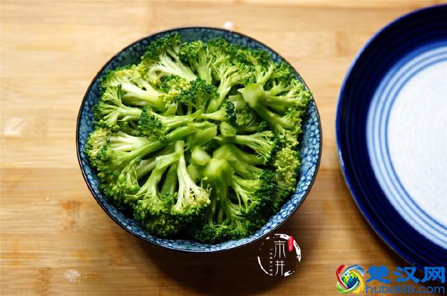 西兰花好吃又好看的做法，这1个步骤不能少，上桌就抢着吃！
