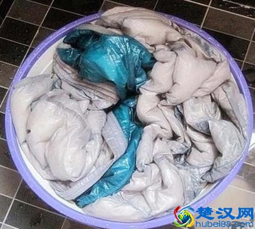 羽绒服清洗小妙招，只用一勺醋，蓬松柔软还干净