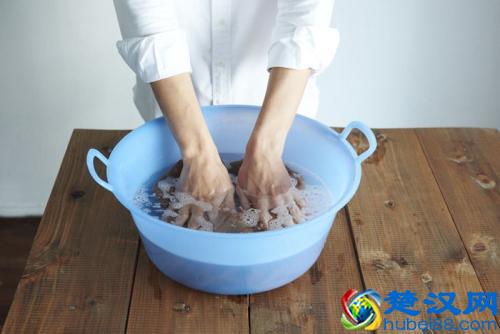 羽绒服清洗小妙招，只用一勺醋，蓬松柔软还干净