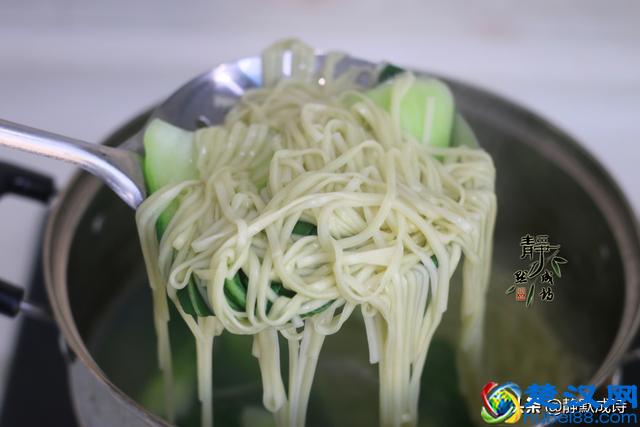 挂面最好吃的做法，不炒不焖，酸爽开胃超可口，越吃越喜欢