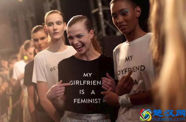 白短袖早不流行了，今年时髦精都穿黑T恤，搭配长裤、短裤都很美