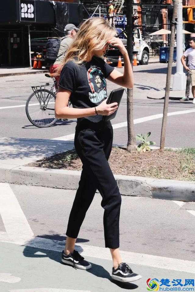 白短袖早不流行了，今年时髦精都穿黑T恤，搭配长裤、短裤都很美