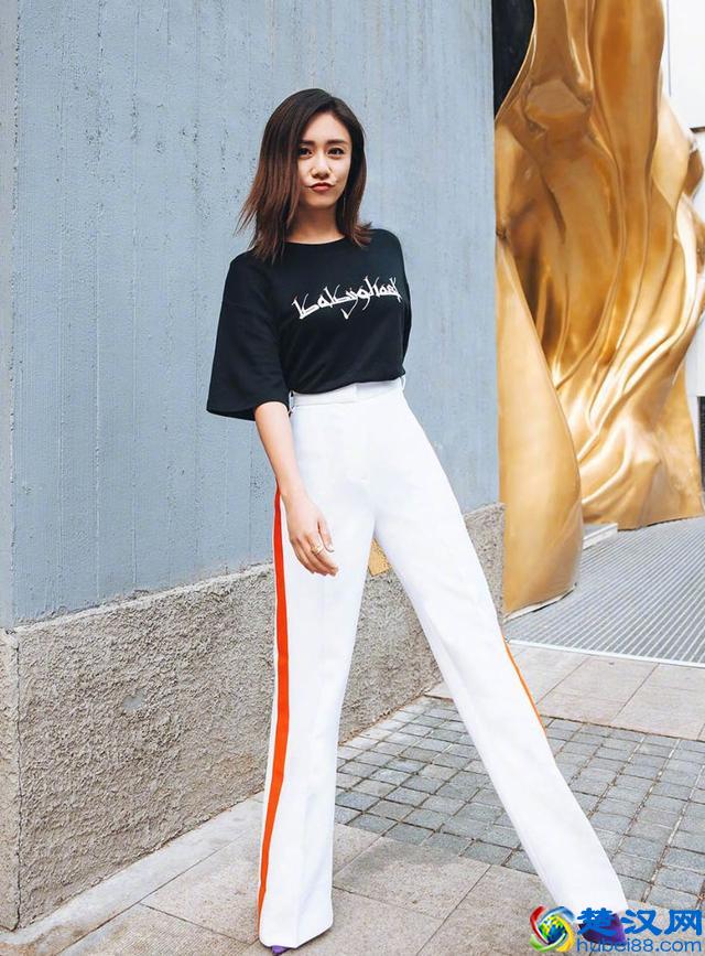 白短袖早不流行了，今年时髦精都穿黑T恤，搭配长裤、短裤都很美