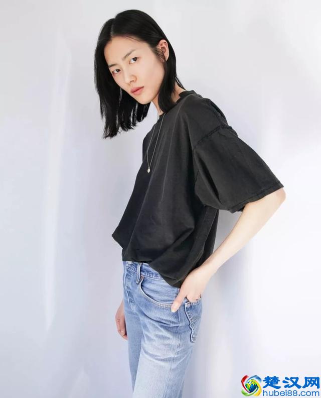 白短袖早不流行了，今年时髦精都穿黑T恤，搭配长裤、短裤都很美