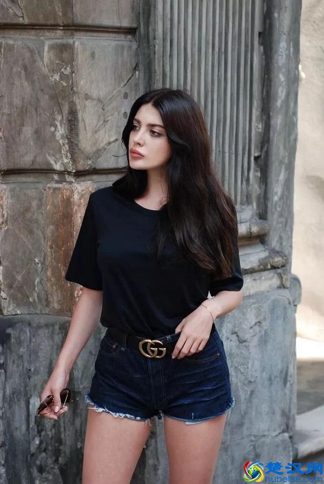 白短袖早不流行了，今年时髦精都穿黑T恤，搭配长裤、短裤都很美