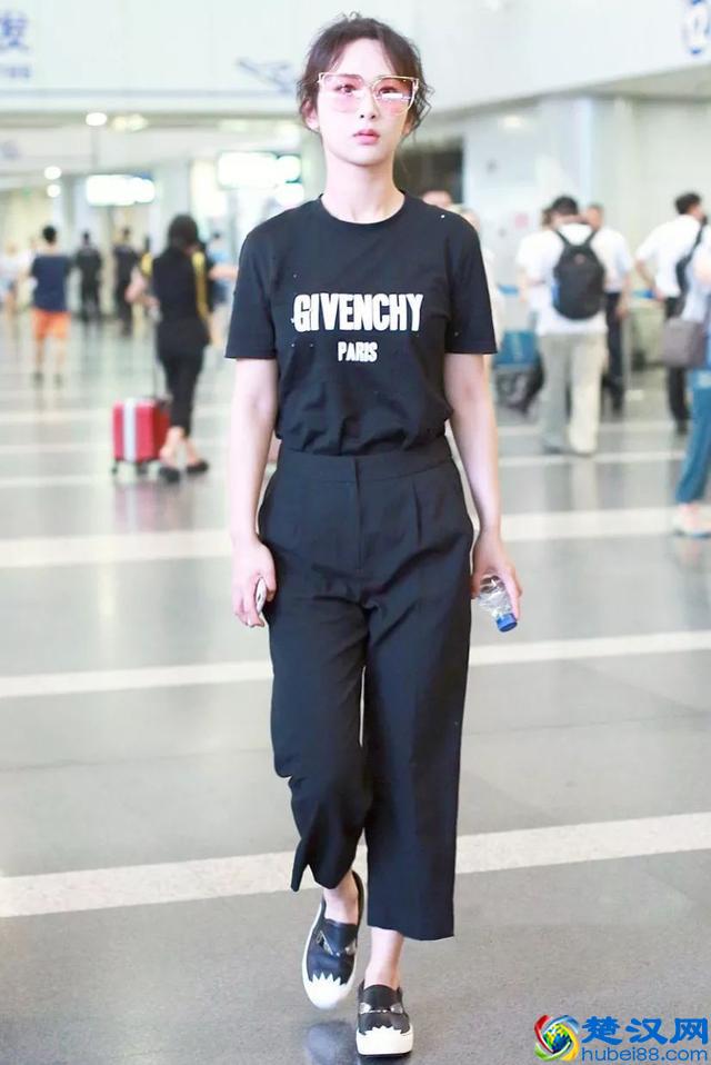 白短袖早不流行了，今年时髦精都穿黑T恤，搭配长裤、短裤都很美
