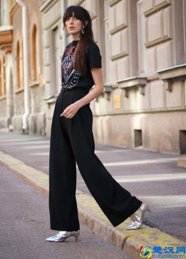 白短袖早不流行了，今年时髦精都穿黑T恤，搭配长裤、短裤都很美
