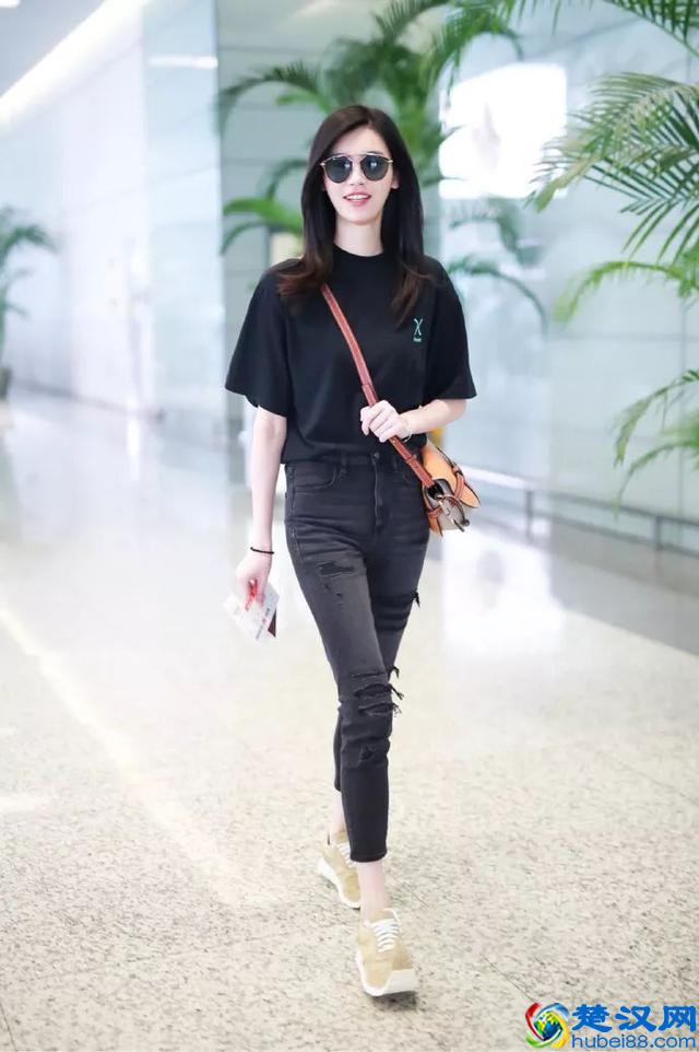 白短袖早不流行了，今年时髦精都穿黑T恤，搭配长裤、短裤都很美