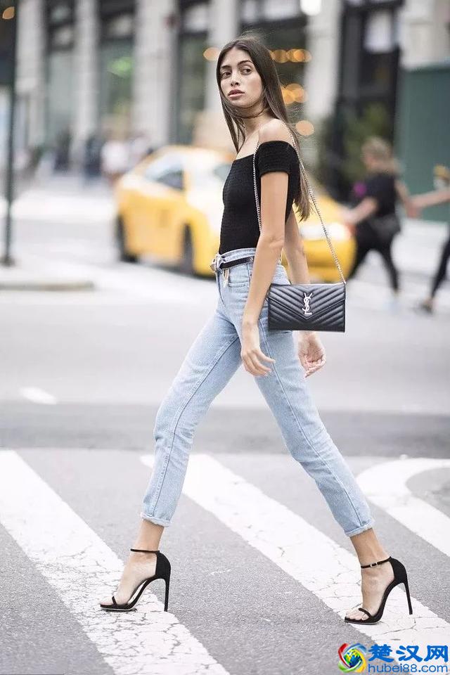 白短袖早不流行了，今年时髦精都穿黑T恤，搭配长裤、短裤都很美