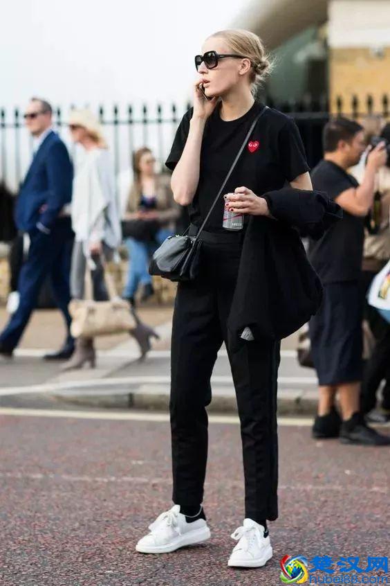 白短袖早不流行了，今年时髦精都穿黑T恤，搭配长裤、短裤都很美