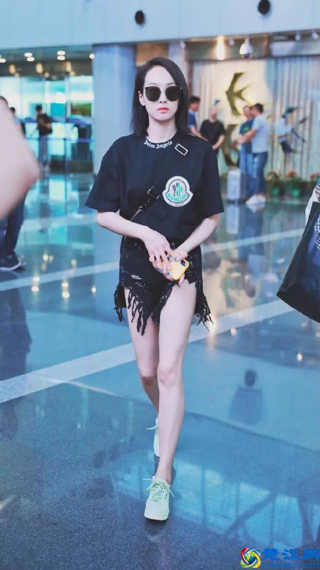 白短袖早不流行了，今年时髦精都穿黑T恤，搭配长裤、短裤都很美