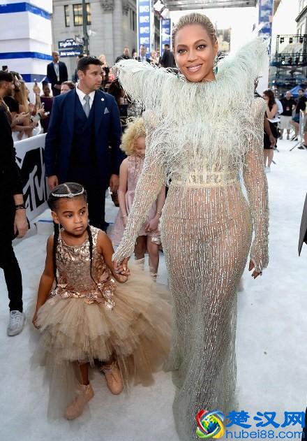 碧昂斯女儿的装备，贵的你无法想象，反正我只是看看