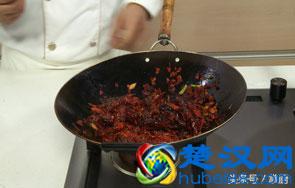 龙虾怎么做才好吃？大厨教你一个饭店的做法，一大盘都吃干净了