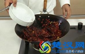 龙虾怎么做才好吃？大厨教你一个饭店的做法，一大盘都吃干净了