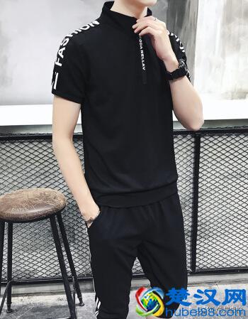 男生黑色T恤搭配什么裤子好看 男生黑色T恤搭配说明