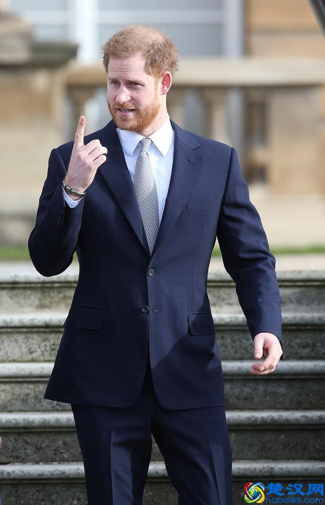哈里王子帅出新高度！儿子阿奇越来越像他，宠爱梅根我就佩服哈里