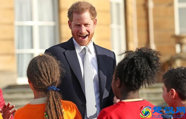 哈里王子帅出新高度！儿子阿奇越来越像他，宠爱梅根我就佩服哈里