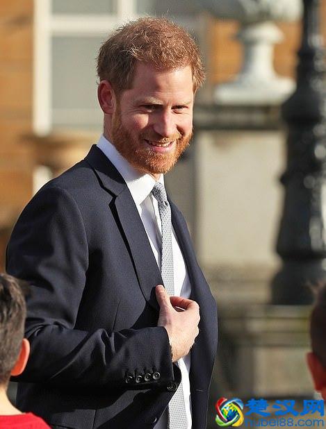 哈里王子帅出新高度！儿子阿奇越来越像他，宠爱梅根我就佩服哈里
