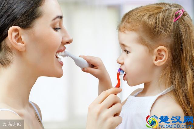 教你2个小方法轻松去除牙结石，不用再尴尬了