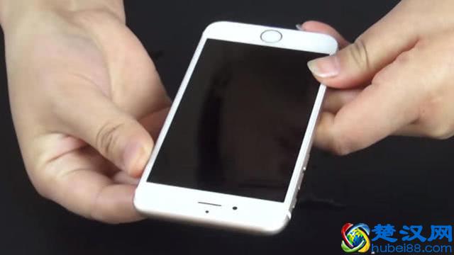 手机一不小心掉水里，如何快速处理？两个办法可用但是这个别碰