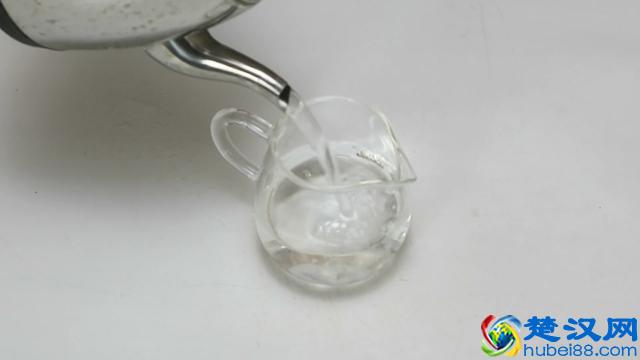 冰箱结冰了怎么办？将它倒进这个小孔里，冰就都融化了