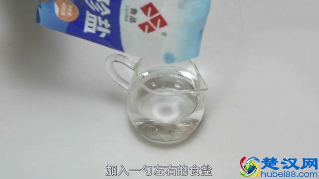 冰箱结冰了怎么办？将它倒进这个小孔里，冰就都融化了