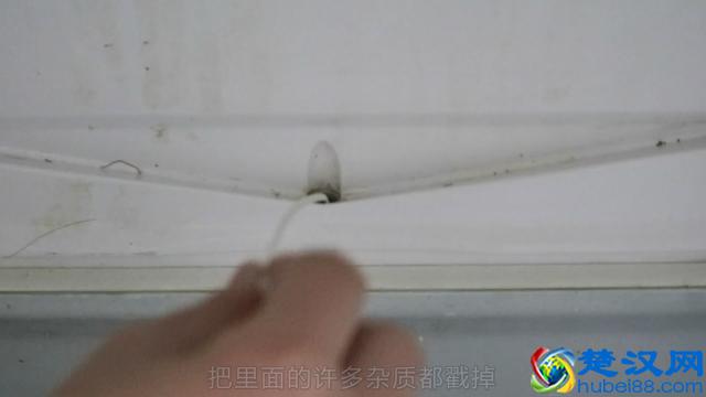 冰箱结冰了怎么办？将它倒进这个小孔里，冰就都融化了