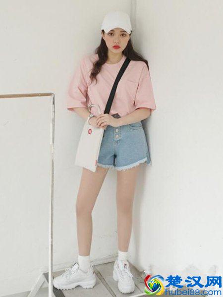 粉色短袖配什么裤子 这样穿也太甜了吧