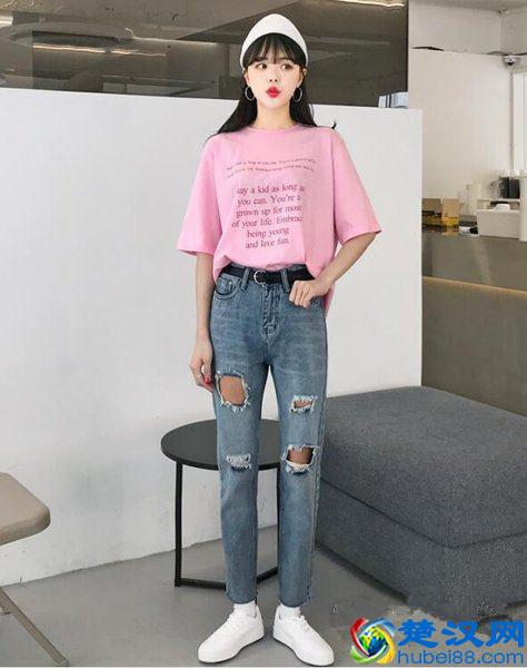 粉色短袖配什么裤子 这样穿也太甜了吧