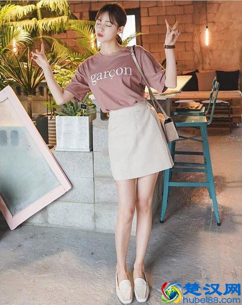 粉色短袖配什么裤子 这样穿也太甜了吧