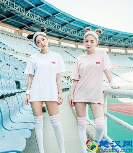 粉色短袖配什么裤子 这样穿也太甜了吧