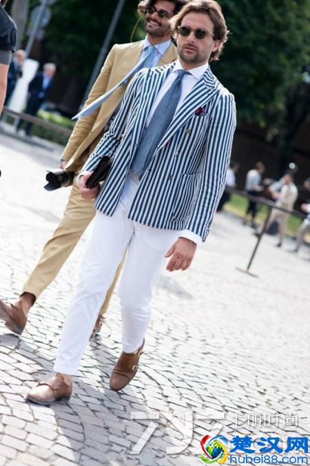 蓝色西装配什么衬衫好看 这几件穿出型男气质