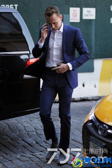 蓝色西装配什么衬衫好看 这几件穿出型男气质