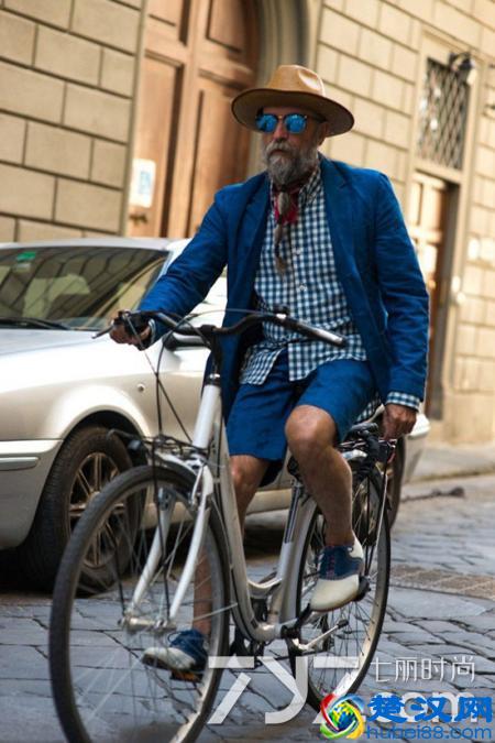 蓝色西装配什么衬衫好看 这几件穿出型男气质