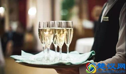 10平米小店如何月赚6万？学会这5个技巧你也行