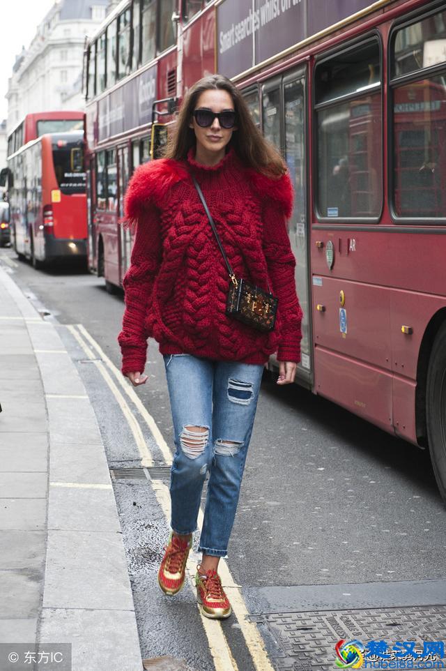 穿搭小课堂：粉红毛衣配什么裤子