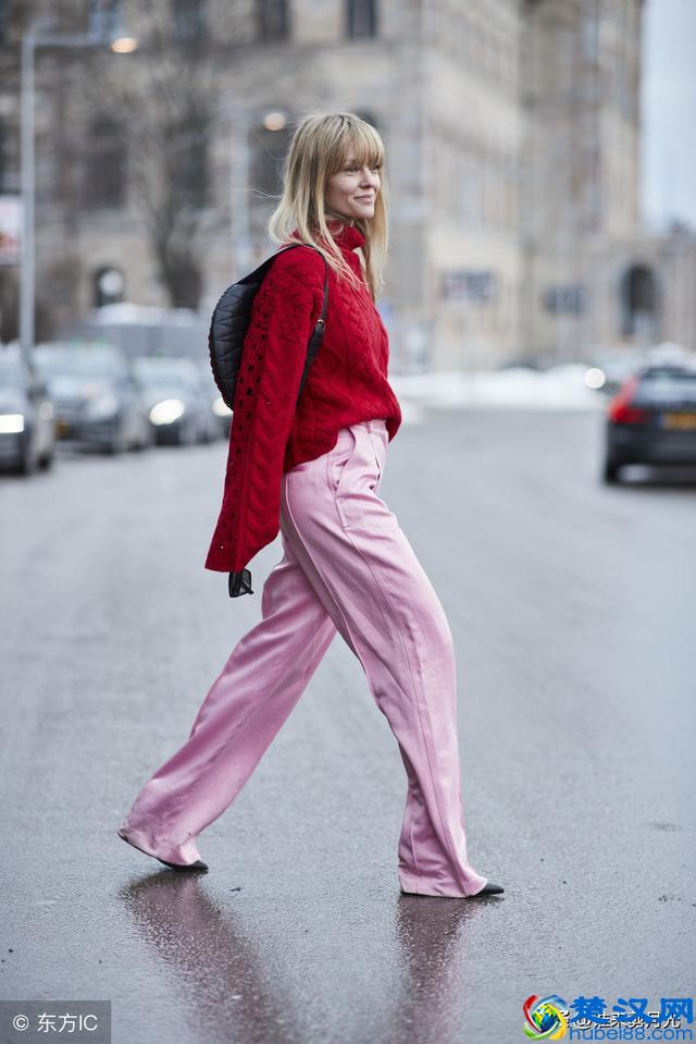 穿搭小课堂：粉红毛衣配什么裤子